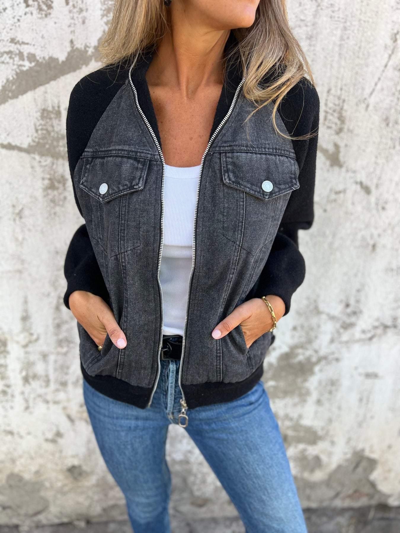 Trendige Damenjacke – Jeansjacke mit Strickärmeln und lässigem Stil