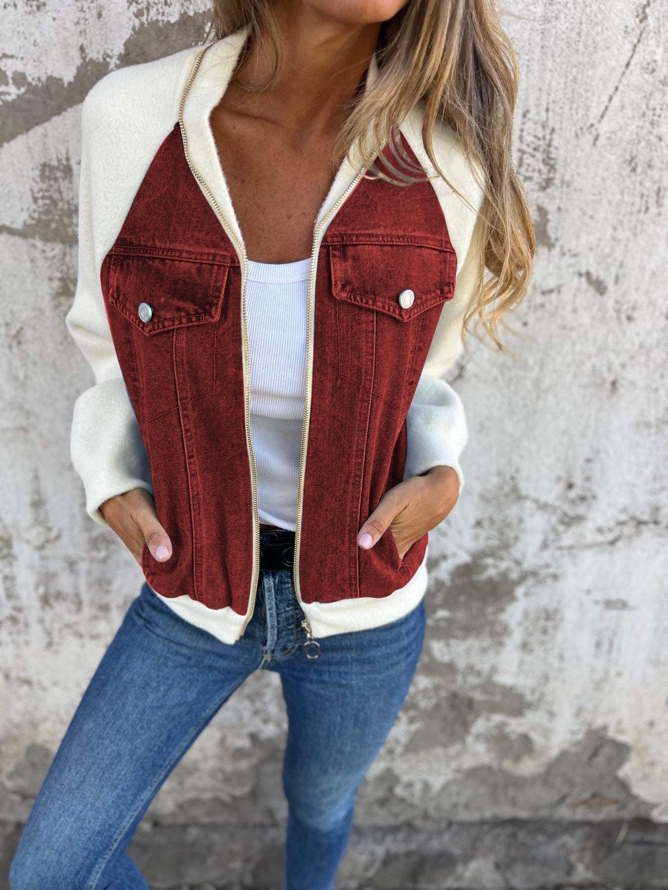 Trendige Damenjacke – Jeansjacke mit Strickärmeln und lässigem Stil